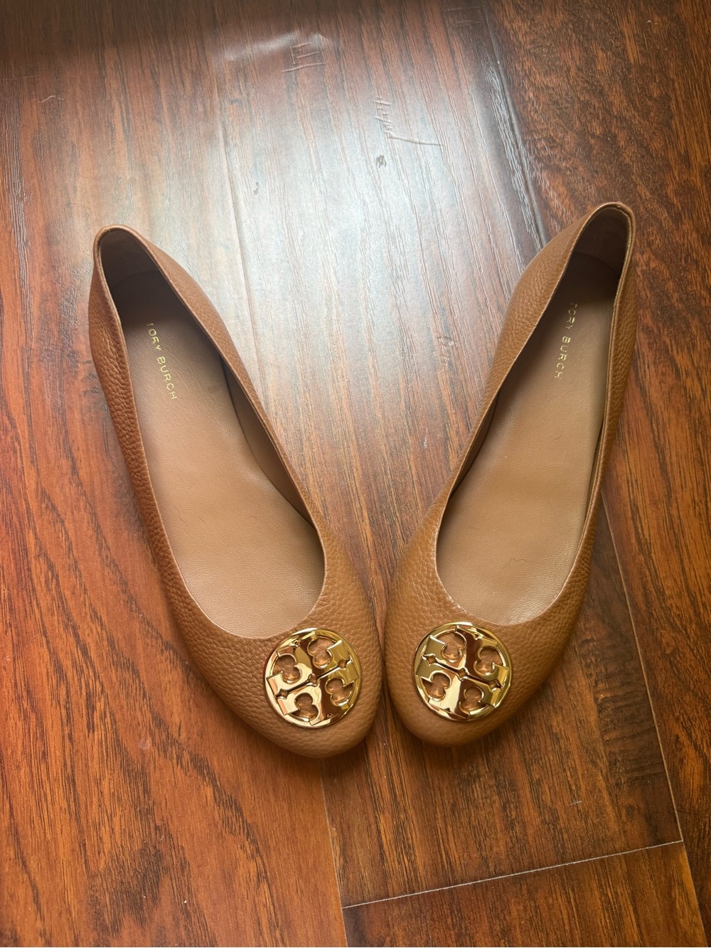 NWT Tory Burch Chelsea Ballet Flats, Tan Pebbled Leather, Gold Emblem Logo